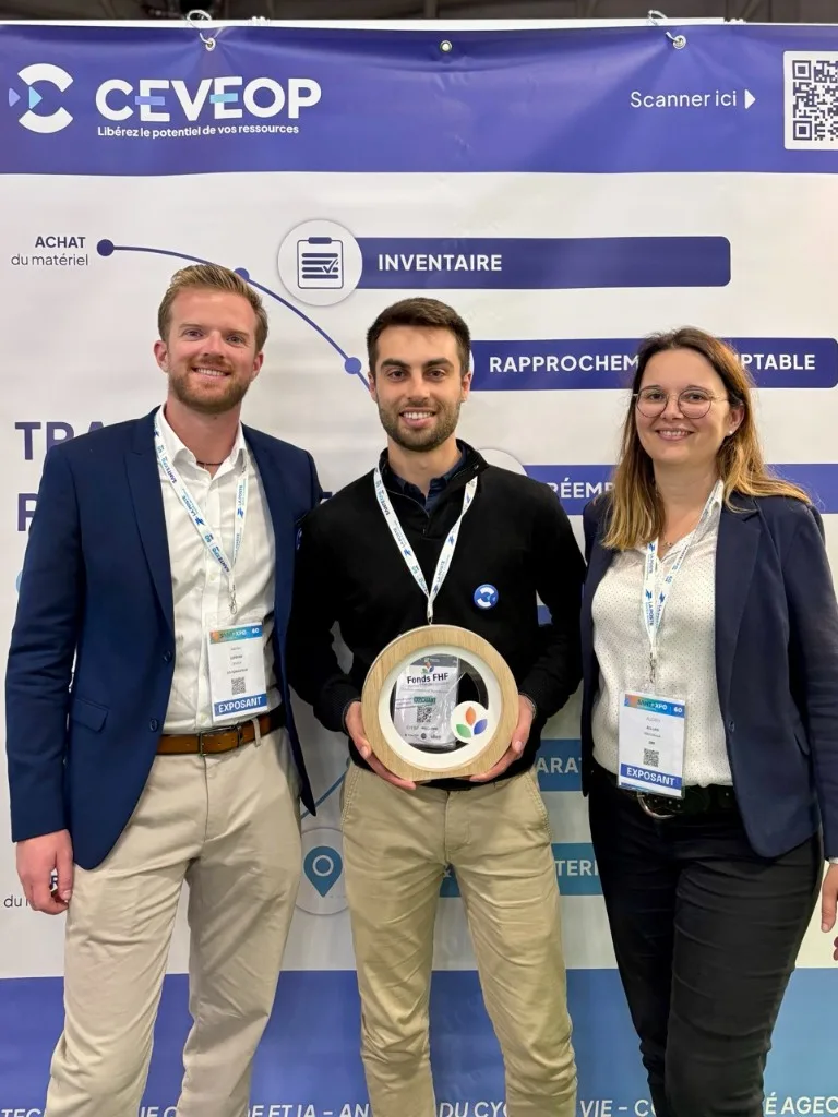 L'équipe CEVEOP avec le Trophée du Fonds FHF Recherche & Innovation sur son stand à SantExpo 2026