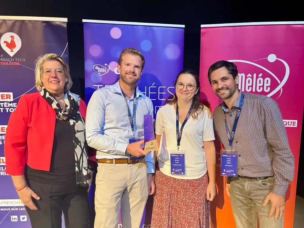 Adrien Lefèvre et Audrey Bellan, co-fondateurs de CEVEOP, entourés de Delphine Specht Rousseau (LEASETIC) et Thibault Cabrit (Enedis) lors de la remise du trophée